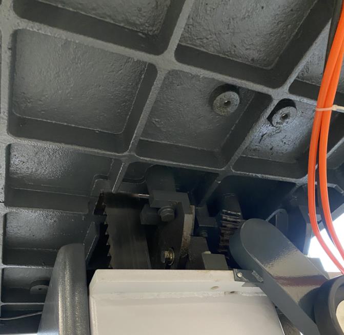 EcoWood BS700 Auto  Рабочий стол  Выполнен из чугунного литья с ребрами жесткости, препятствуют вибрации  Стол с возможностью наклона   Наклон осуществляется маховиком через червячную передачу  Привод червяка от маховика через цепь 